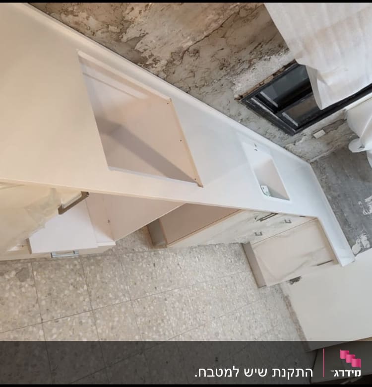 משטח שיש לבן עם חור לכיור במטבח